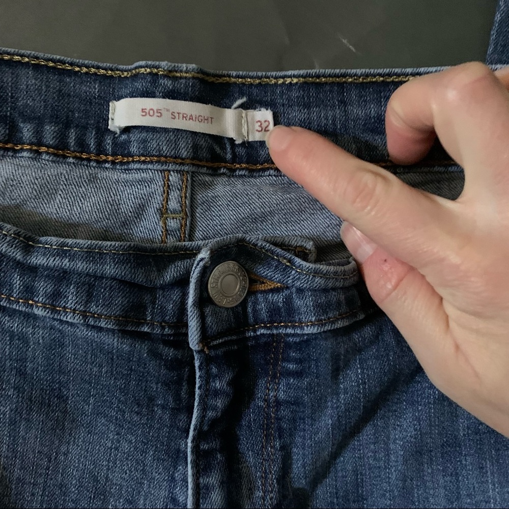 Levi’s 505 straight leg medium wash jeans size 32